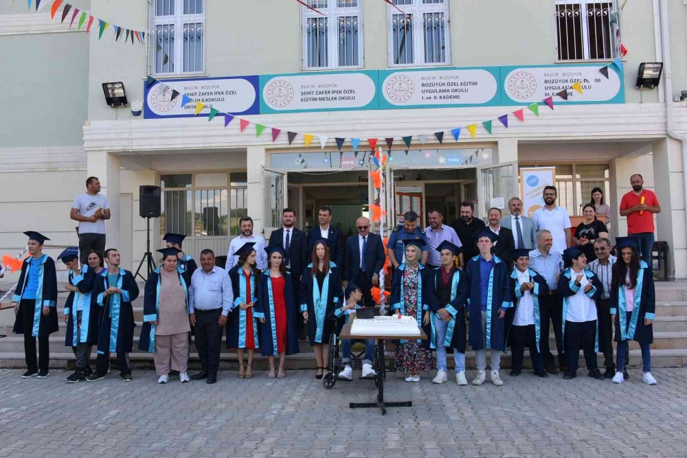 Başkan Yardımcısı Ali Şahinoğlu mezuniyet sevincine ortak oldu