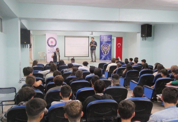Bilecik’te öğrenciler terörle mücadele ve siber güvenlik konularında bilgilendirildi