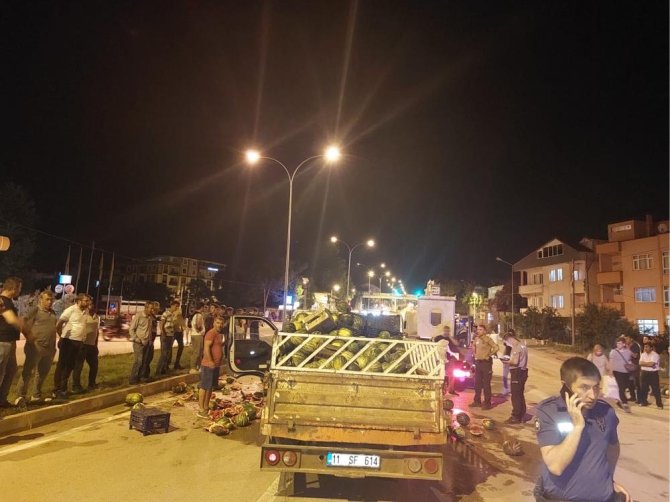 karpuz-yuklu-kamyon-devrildi2.jpg
