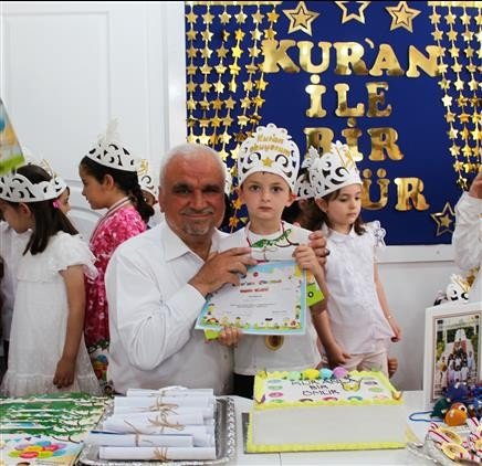 Kur’an kursu öğrencileri karne heyecanı yaşadı