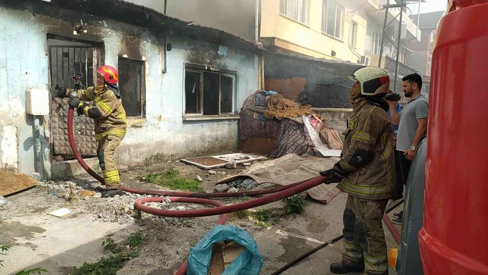 Madde bağımlısı genç evi ateşe verdi