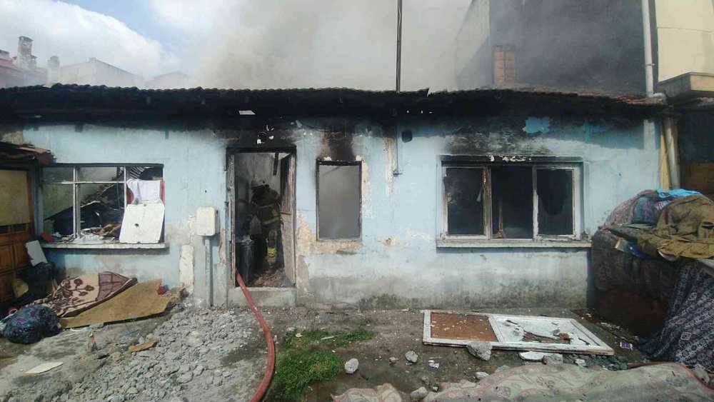 Madde bağımlısı genç evi ateşe verdi