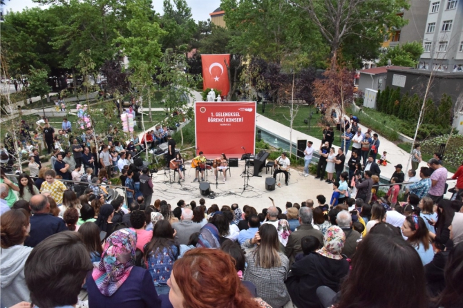 ataturk-parkinda-ogrenci-konseri1.jpg