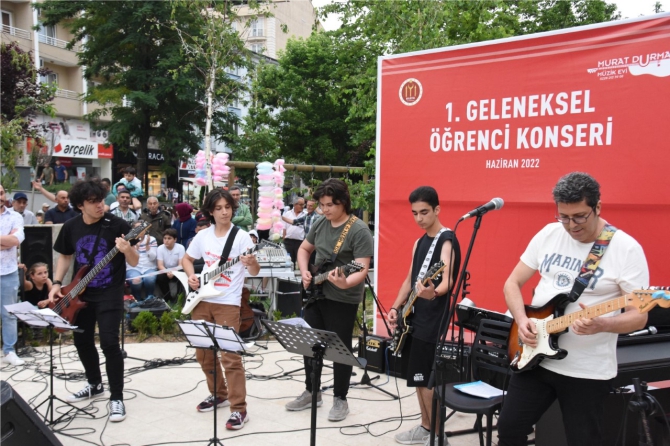 ataturk-parkinda-ogrenci-konseri2.jpg
