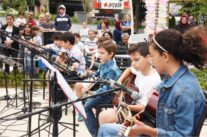 ataturk-parkinda-ogrenci-konseri3.jpg