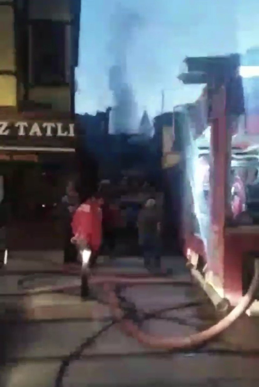 Tarihi bina alev alev yandı