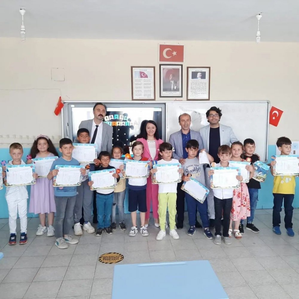 Başkan Tekin öğrencilerin karne heyecanına ortak oldu