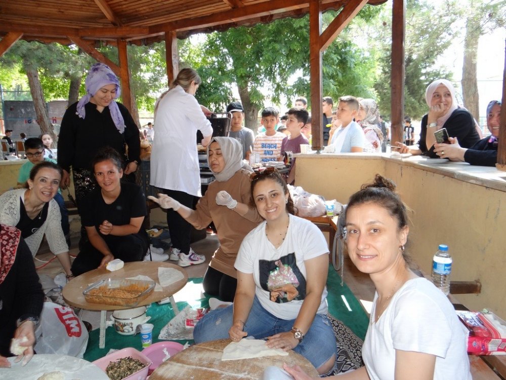 Gazimihal Ortaokulu’nda yılsonu hayır panayırı yapıldı