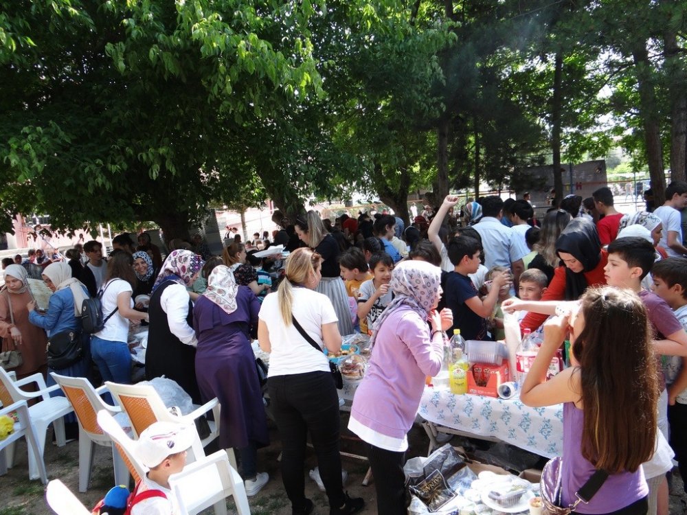 Gazimihal Ortaokulu’nda yılsonu hayır panayırı yapıldı