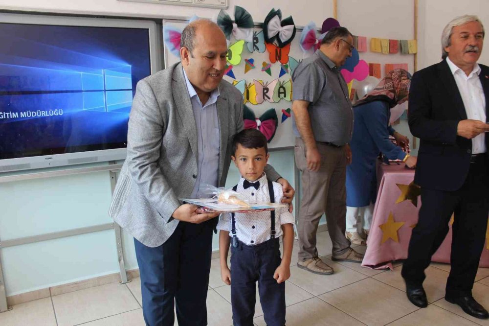 Kaymakam Ünal ve Başkan Şahin öğrencilerin karne heyecanına ortak oldular