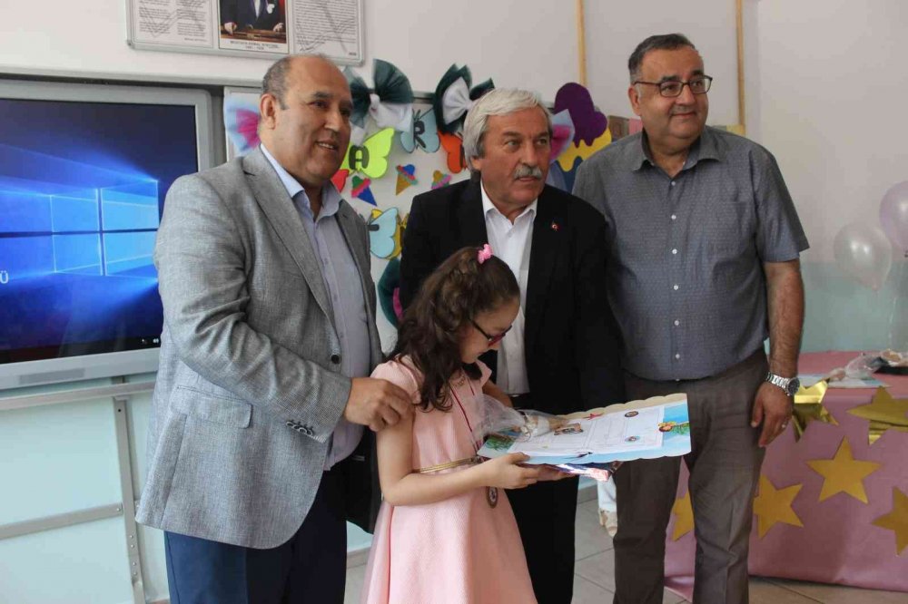 Kaymakam Ünal ve Başkan Şahin öğrencilerin karne heyecanına ortak oldular