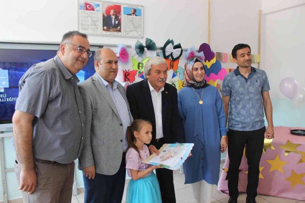 Kaymakam Ünal ve Başkan Şahin öğrencilerin karne heyecanına ortak oldular