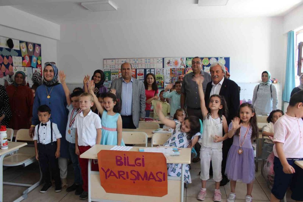 Kaymakam Ünal ve Başkan Şahin öğrencilerin karne heyecanına ortak oldular