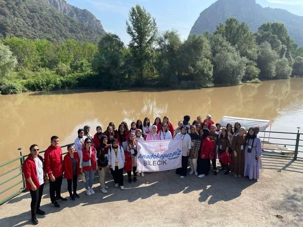 "Anadolu’yuz Biz" projesi ile Tekirdağ’dan gelen kız öğrenciler Bilecik’i gezdi