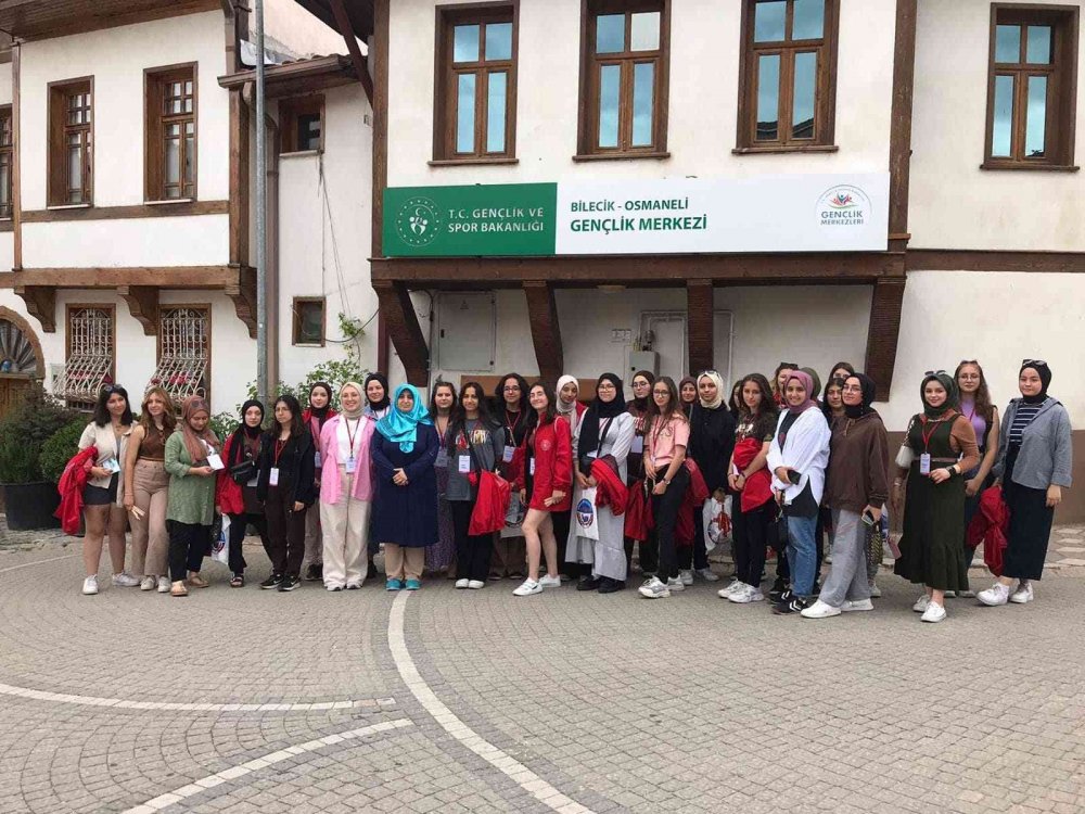 "Anadolu’yuz Biz" projesi ile Tekirdağ’dan gelen kız öğrenciler Bilecik’i gezdi