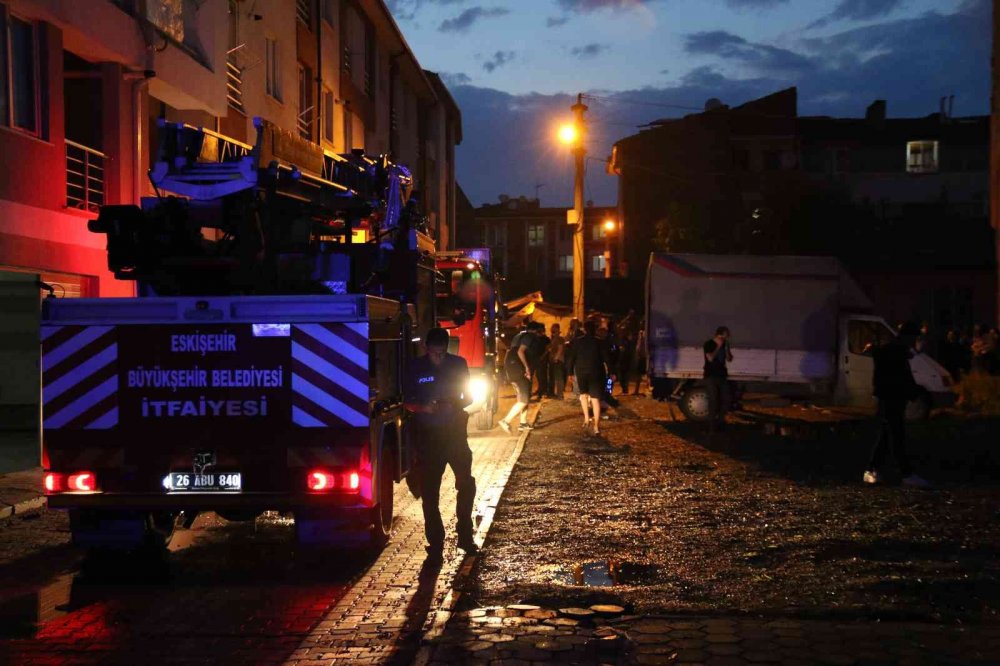 Eşini ve kendini bıçaklayıp evi ateşe verdi