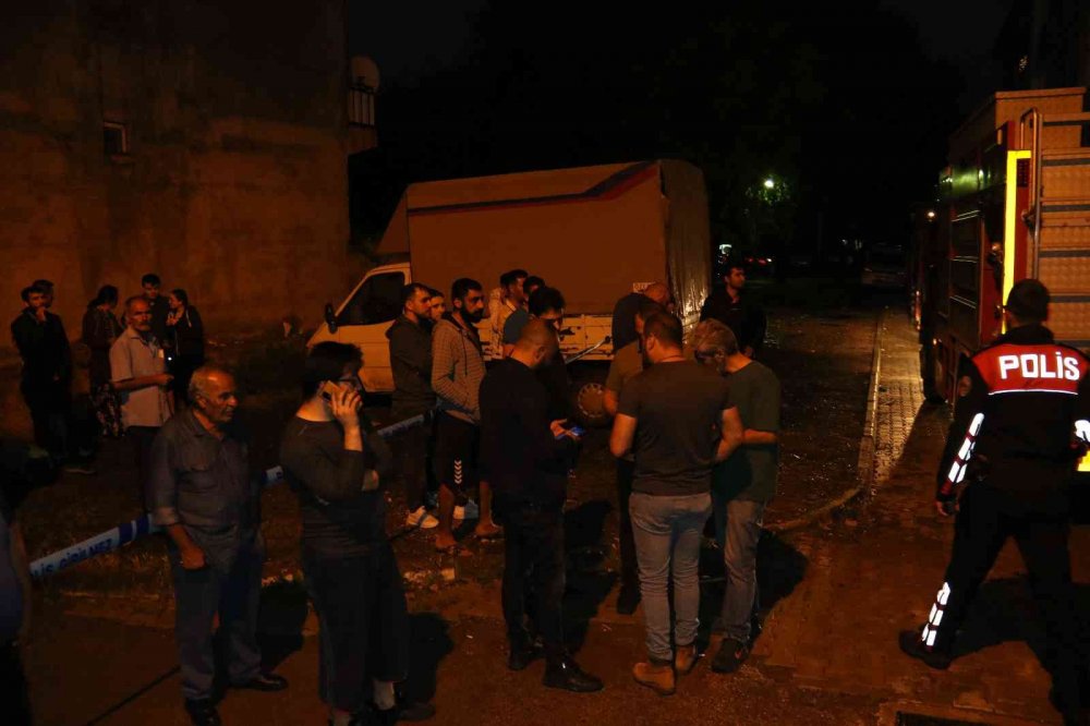 Eşini ve kendini bıçaklayıp evi ateşe verdi