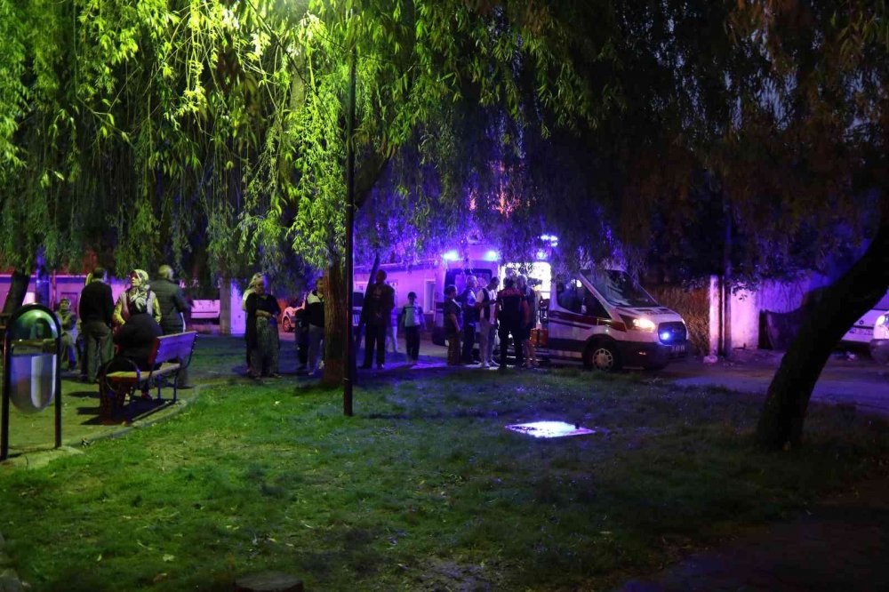 Eşini ve kendini bıçaklayıp evi ateşe verdi