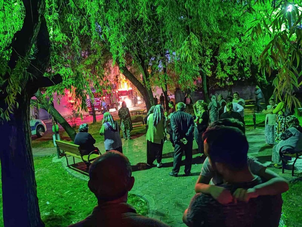 Eşini ve kendini bıçaklayıp evi ateşe verdi