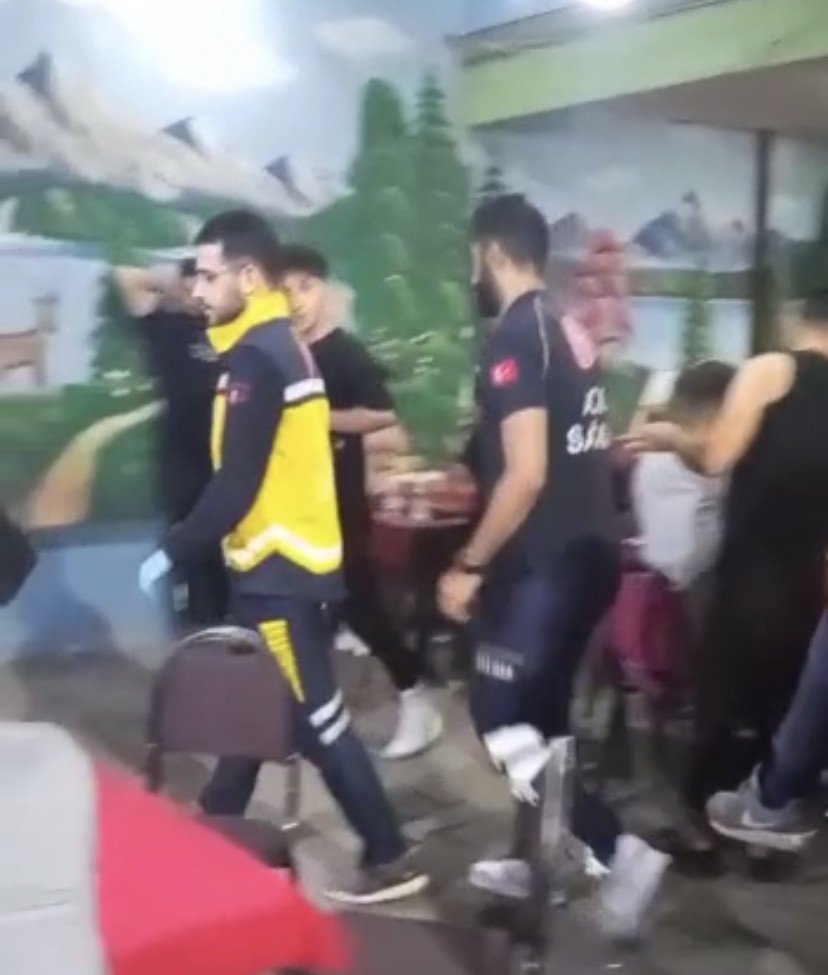 Sara nöbeti geçiren adama aldırmadılar, okey oynamaya devam ettiler