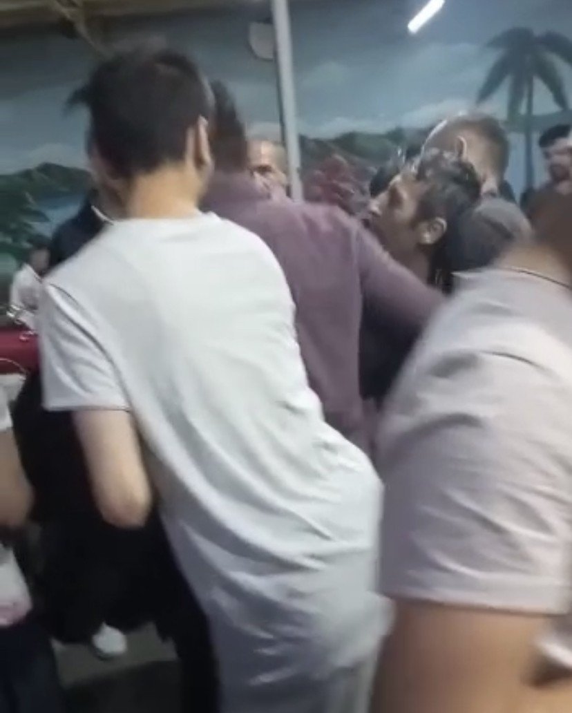 Sara nöbeti geçiren adama aldırmadılar, okey oynamaya devam ettiler