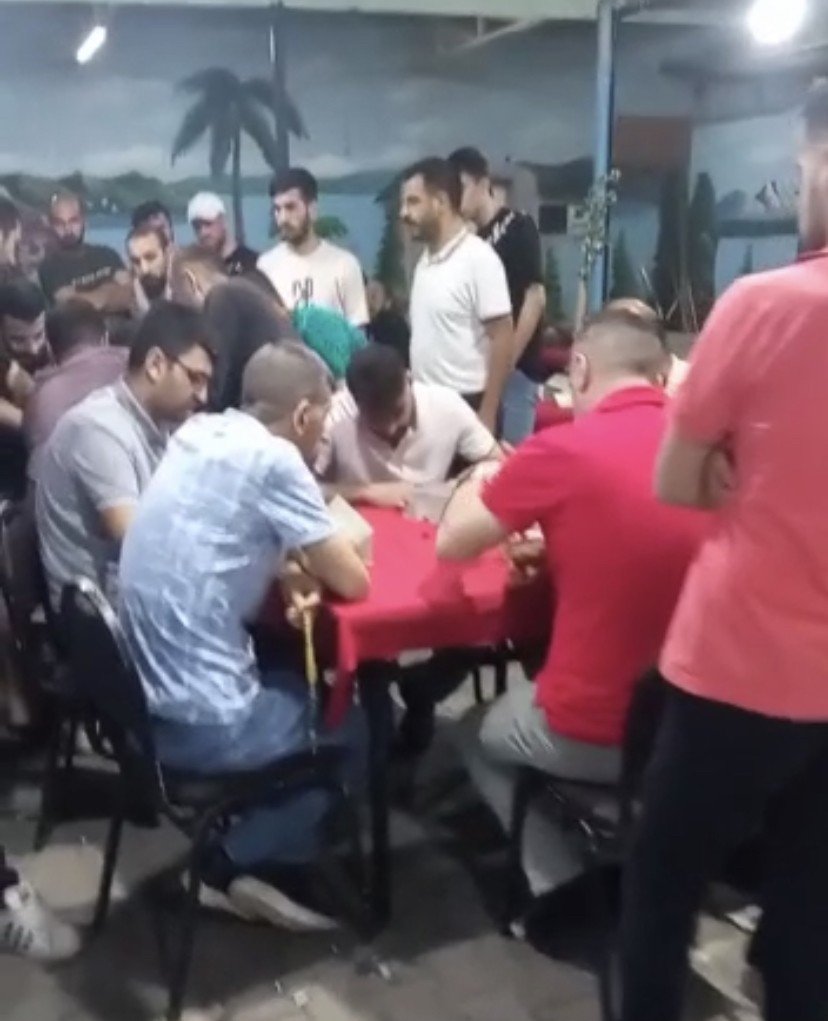 Sara nöbeti geçiren adama aldırmadılar, okey oynamaya devam ettiler