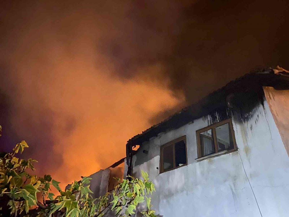 Tekstil atölyesinde yangın çıktı: 2 ev kül oldu