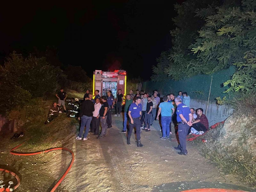 Tekstil atölyesinde yangın çıktı: 2 ev kül oldu