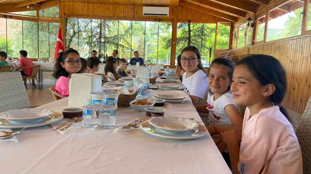 Başarılı öğrencilerle öğle yemeğinde bir araya geldi