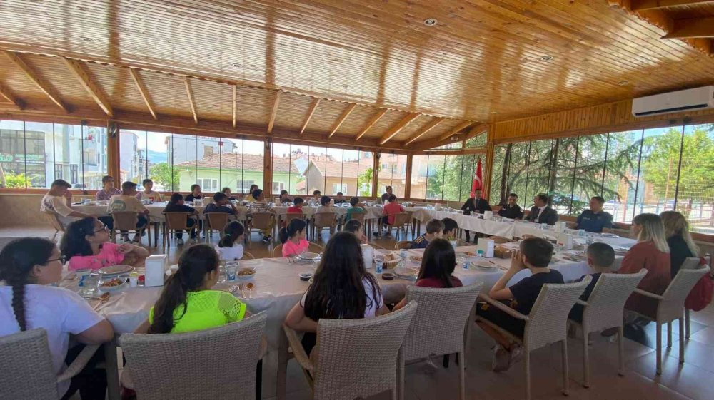 Başarılı öğrencilerle öğle yemeğinde bir araya geldi