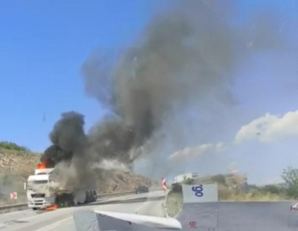 Cam yüklü tır alev alev yandı