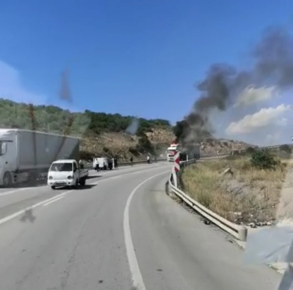 Cam yüklü tır alev alev yandı