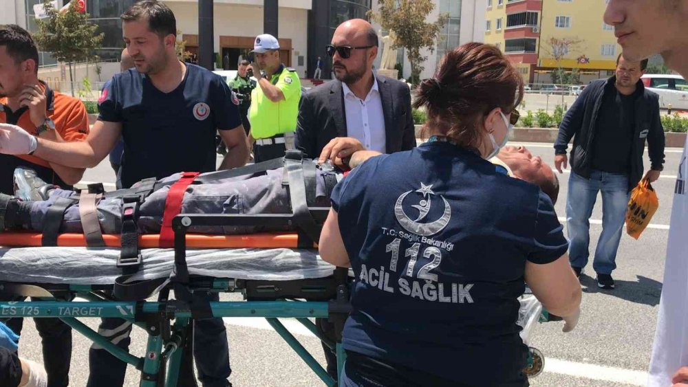 Kaza yapan oğluna bir şey olduğunu zanneden anne baygınlık geçirdi