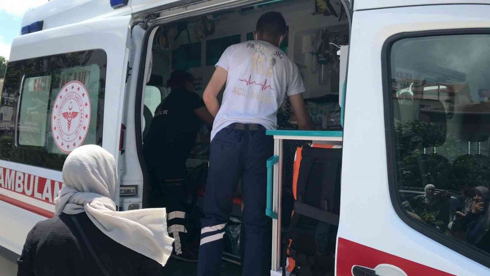 Kaza yapan oğluna bir şey olduğunu zanneden anne baygınlık geçirdi