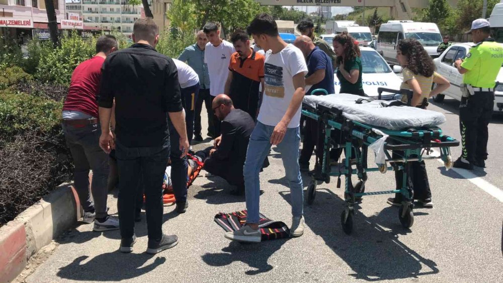 Kaza yapan oğluna bir şey olduğunu zanneden anne baygınlık geçirdi