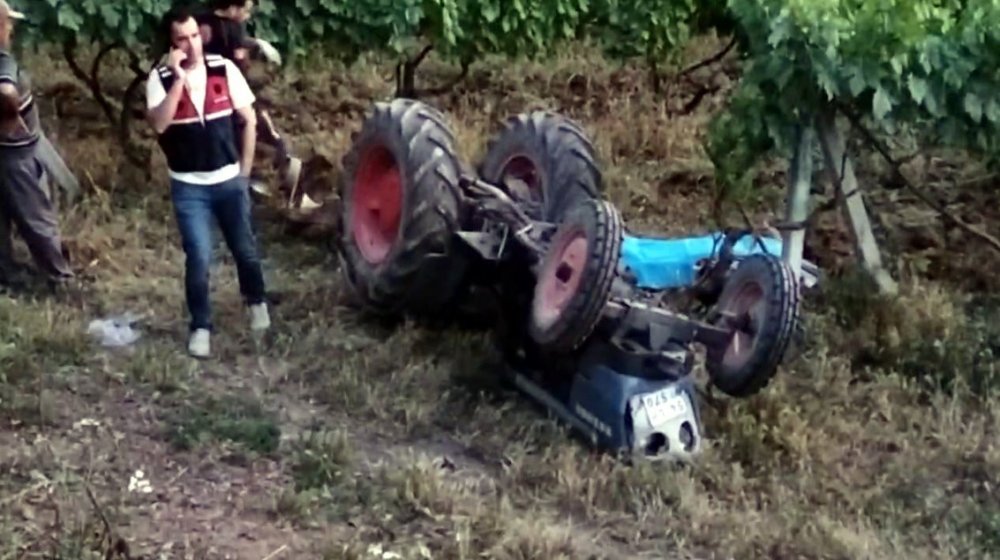 Devrilen traktörün altında kalan vatandaş hayatını kaybetti