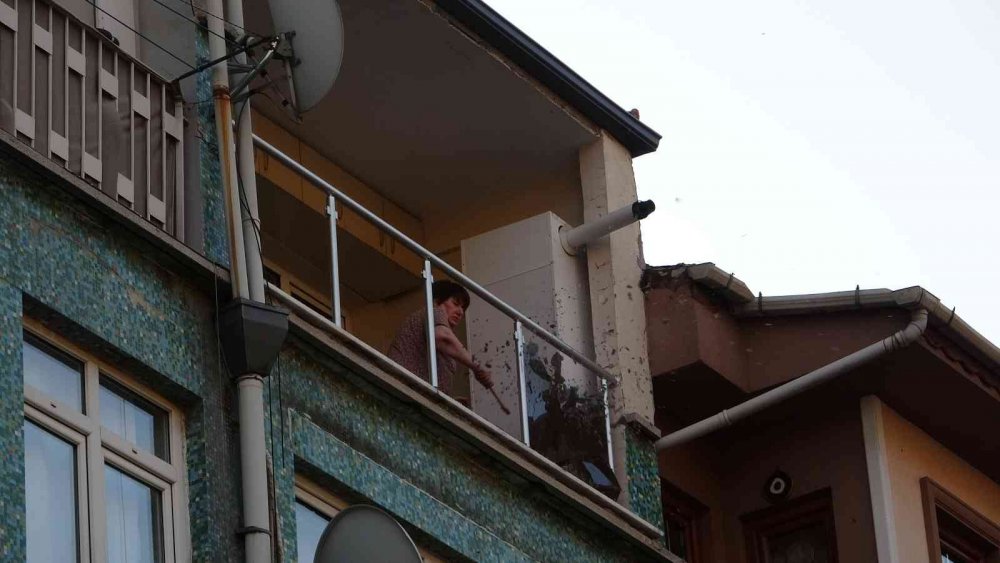Evdeki her şeyi balkondan attı
