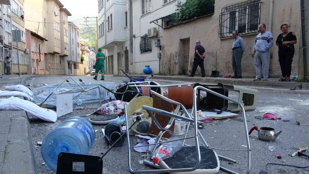 Evdeki her şeyi balkondan attı