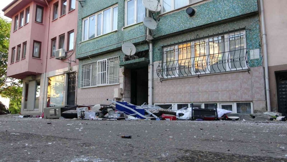 Evdeki her şeyi balkondan attı