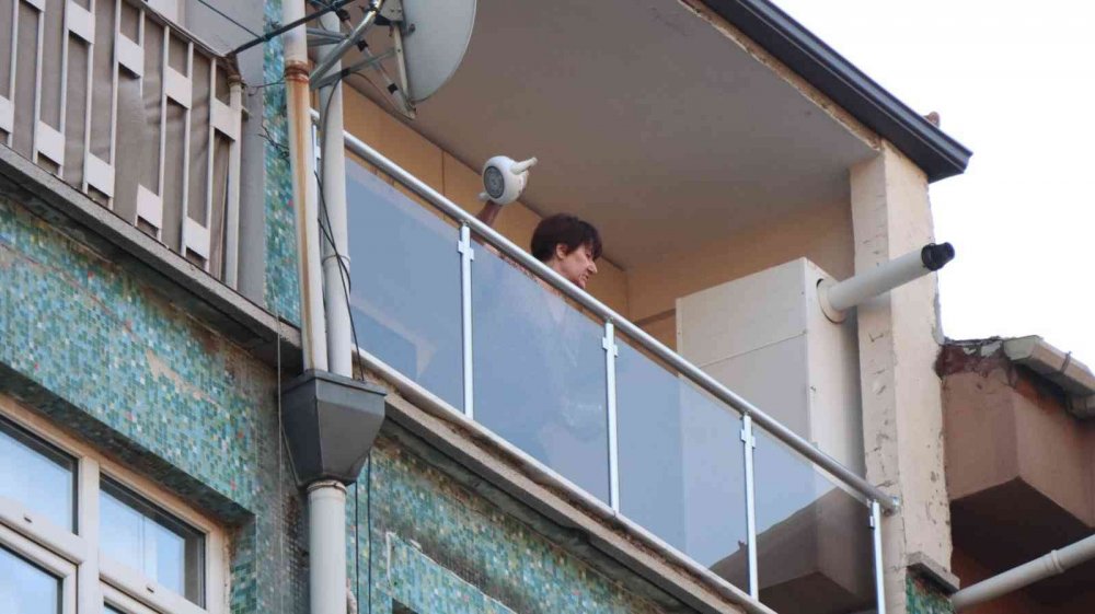 Evdeki her şeyi balkondan attı