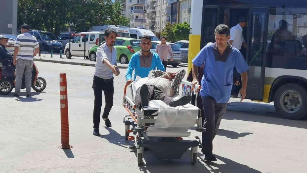 Otobüs şoförü rahatsızlanan yolcuyu hastaneye yetiştirdi