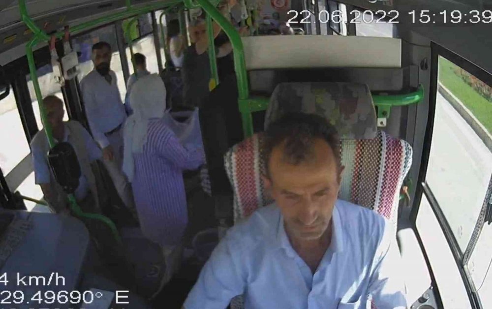 Otobüs şoförü rahatsızlanan yolcuyu hastaneye yetiştirdi