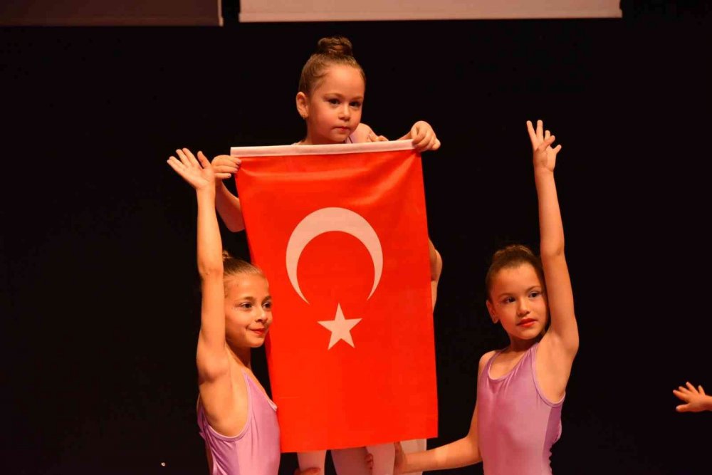 Minik sporcular sahnede hayran bıraktı