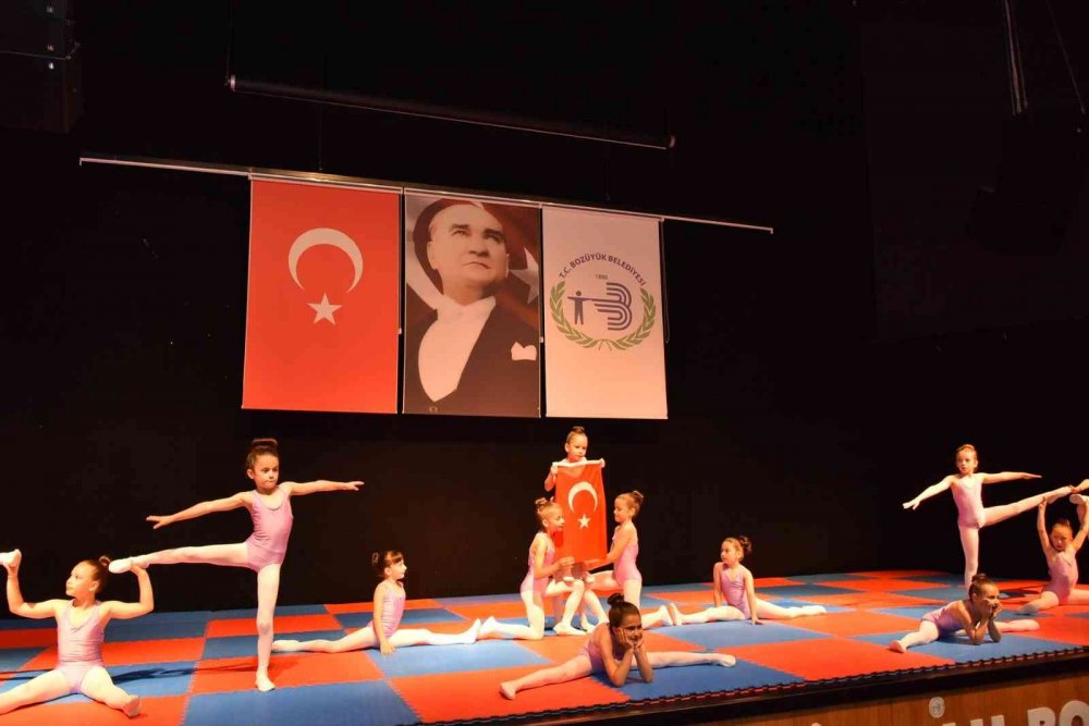 Minik sporcular sahnede hayran bıraktı