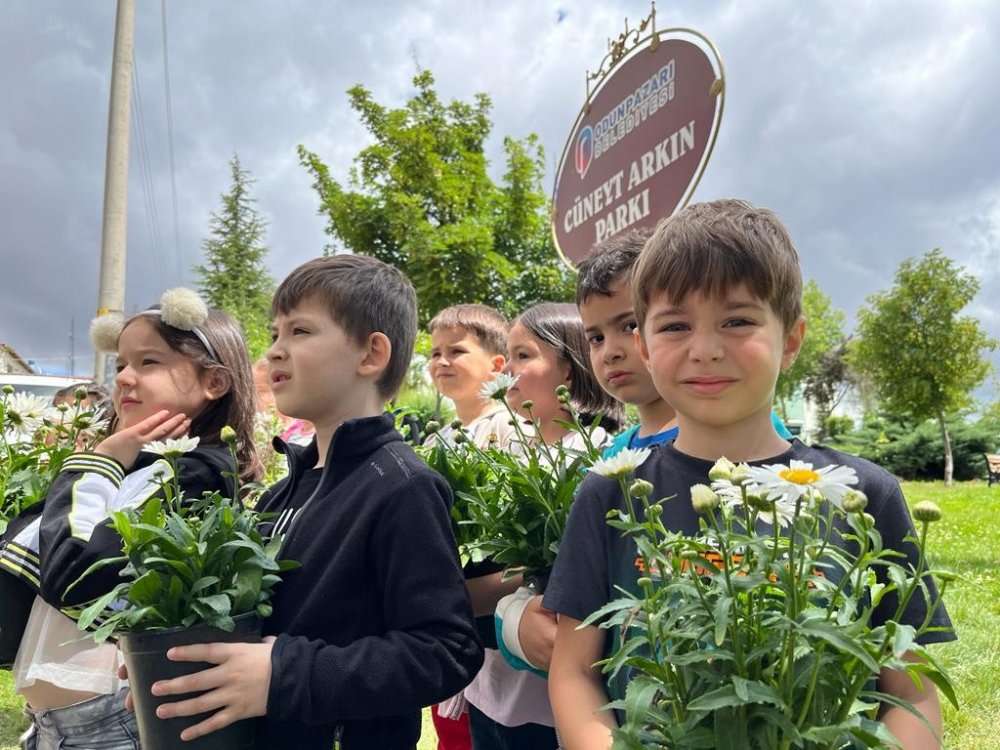 Cüneyt Arkın’ın isteğini minikler gerçekleştirdi