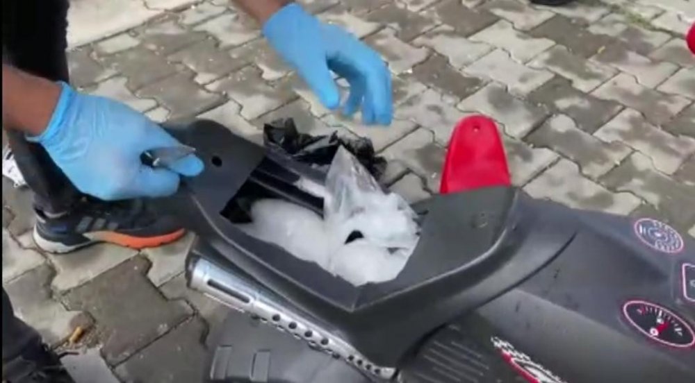 Yok artık...Uyuşturucu tacirleri 5 kilo uyuşturucuyu bebek bisikletine sakladı