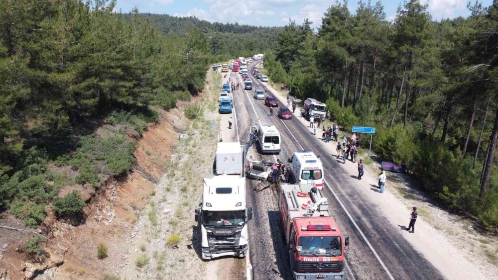 Anne ve oğlu aynı otomobilde can verdi