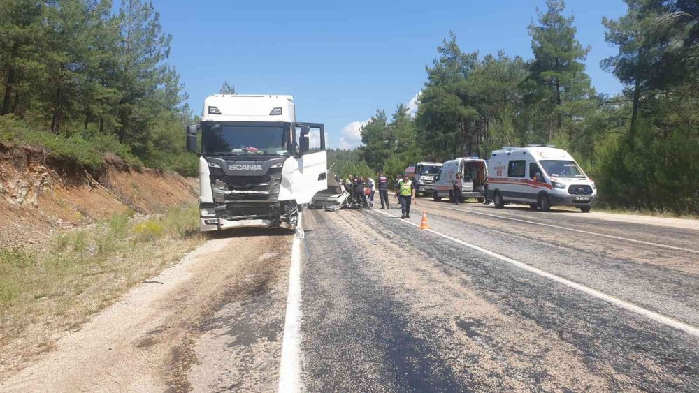 Anne ve oğlu aynı otomobilde can verdi
