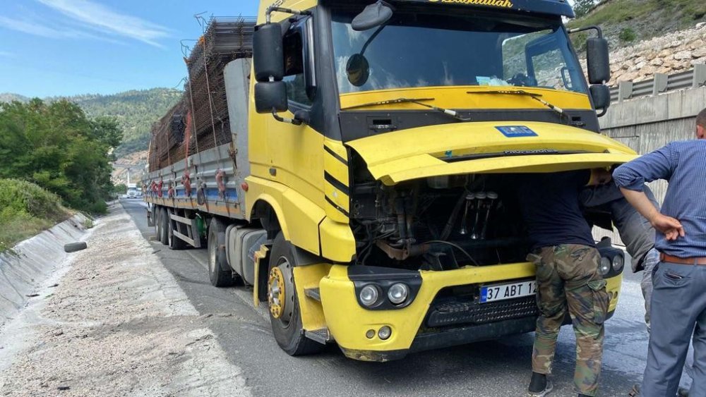 Bilecik-Bozüyük karayolunda arızalanan tır trafiği kilitledi