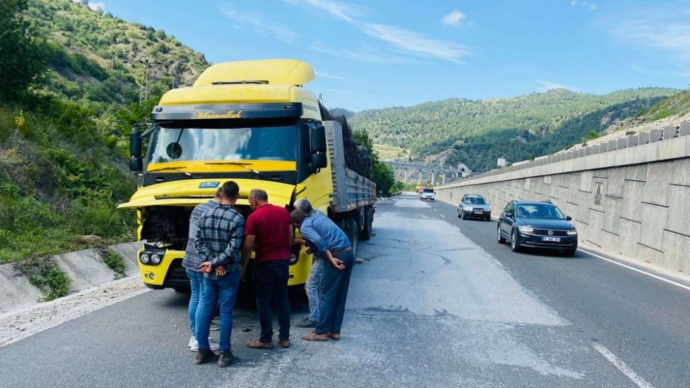 Bilecik-Bozüyük karayolunda arızalanan tır trafiği kilitledi